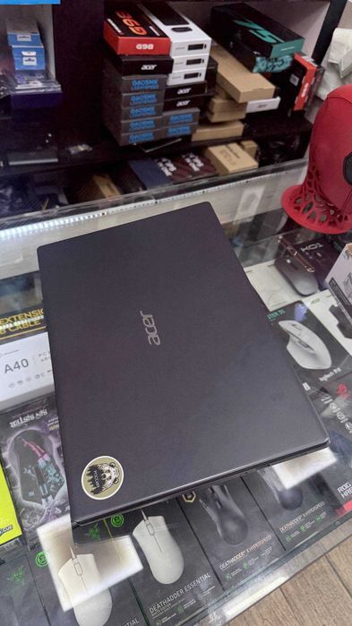 CPU: i5-1035G1 OZU: Ddr4 8/3200mhz SSD: 256gb m2 nvme GPU: Mx 330 2gb
