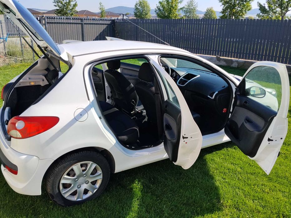 Peugeot 206+ • 2011 • 1.4 Benzină • 145.000 km