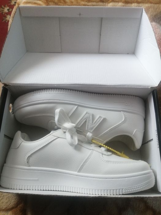 Продаю женские кроссовки