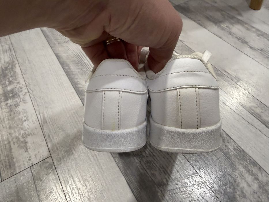 Оригинални детски кожени кецове Adidas номер 33