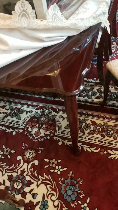 Стол и 8 стульев из них 2  в виде кресла, в отличном состоянии