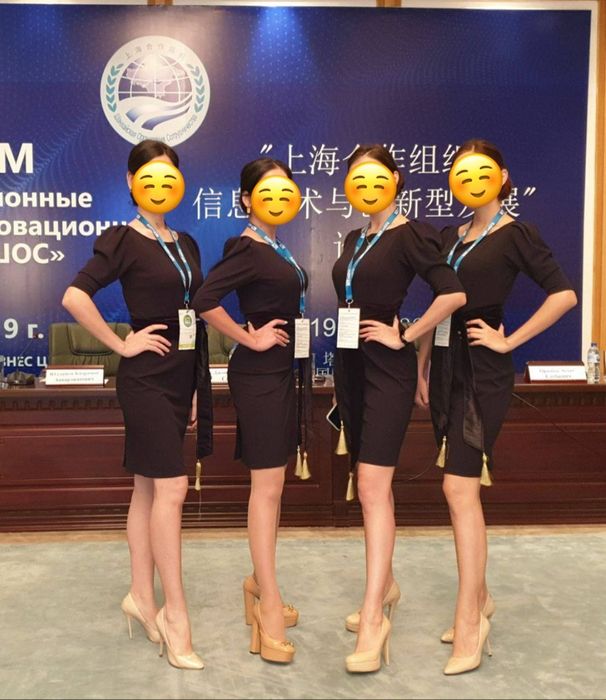 Шесть роскошных, золотых вечерних костюмов