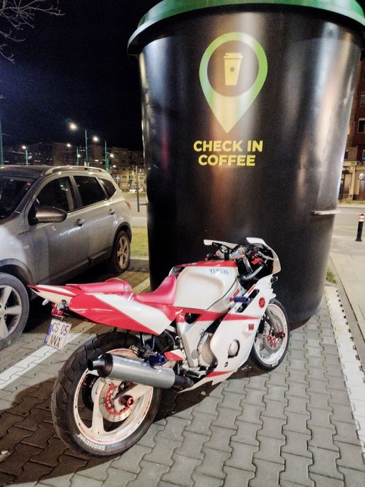 Motocicleta Yamaha FZR 600