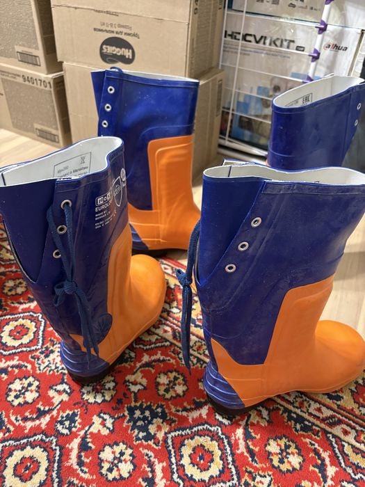 Резиновые дорогие сапоги срочно
