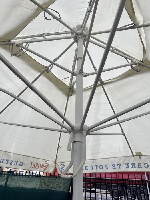 Umbrela , masa cu scaune