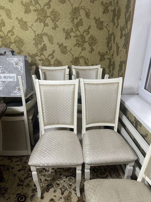 Стол стулья для гостей