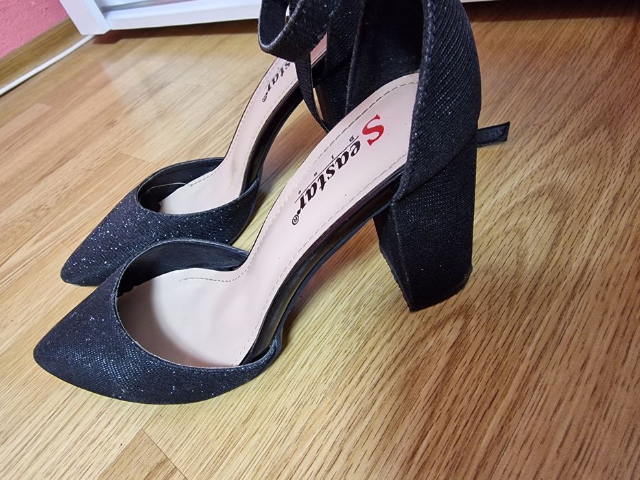 Черни блестящи токчета