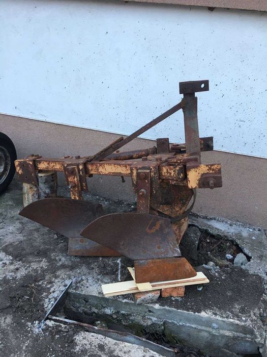 Плуг за голям и малък трактор