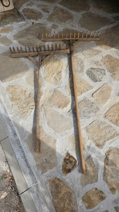 Дървени колела от каруца, вили, сърпове и още дървени инструменти