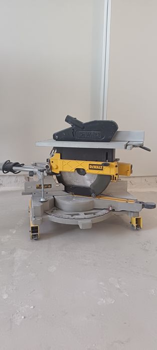Торцовочная пила Dewalt