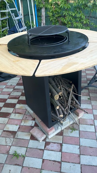 Grătar / Fire Pit premium cu masă din lemn – ideal terasă & grădină