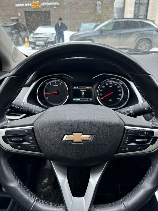 Chevrole onix продам