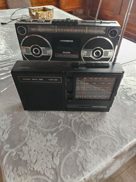 Vând radio casetofon Philips și radioGrunding Music 100 boy
