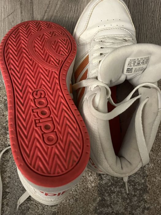 Vând adidași adidas
