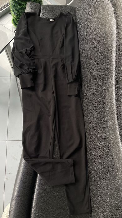 Прекрасен стилен гащеризон с красив ръкав от тюл