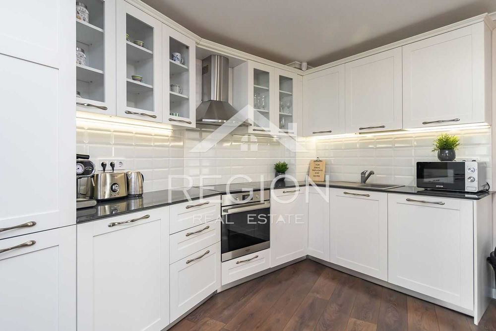 Дава се под наем Тристаен апартамент в Варна, Център - 105 кв.м за 1320 € - Снимка #1