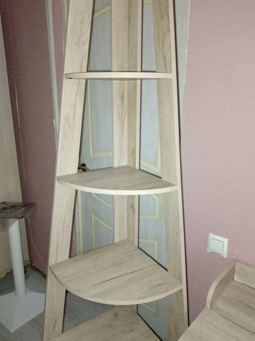 Книжная угловая полка.