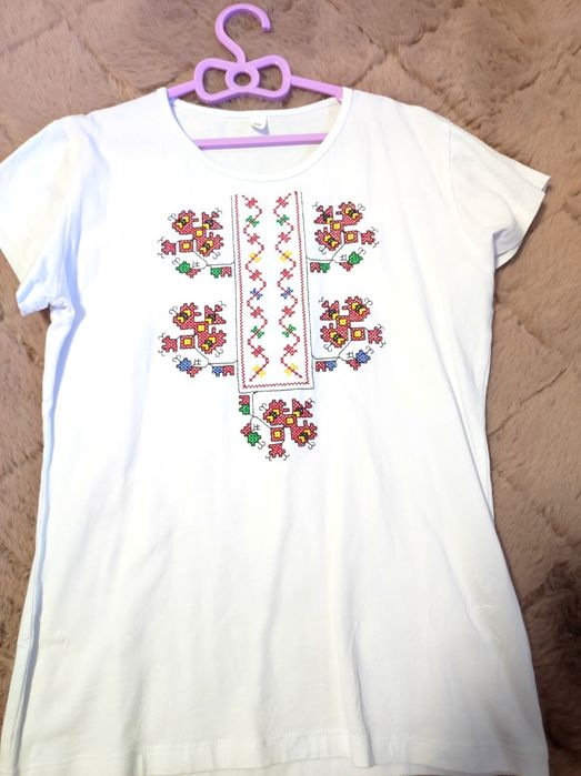 Нова тениска с ръчно бродирани шевици