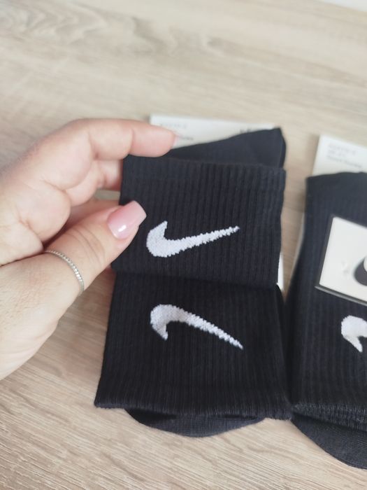 Patru perechi de șosete Nike negre lungi toate mărimile