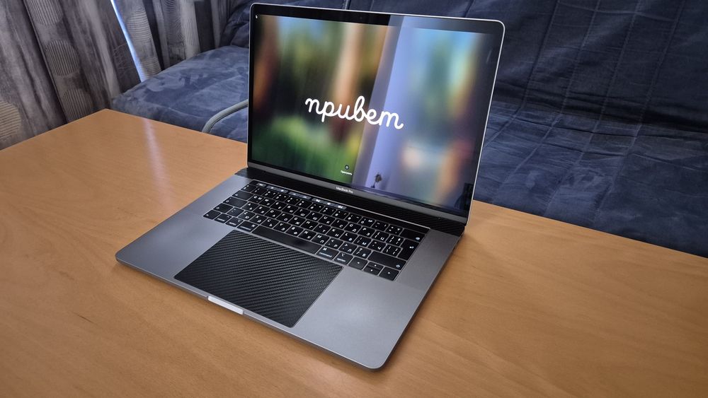 Apple MacBook Pro A1990
