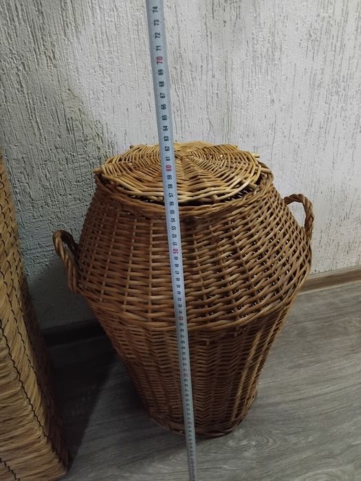 Плетен кош за дрехи