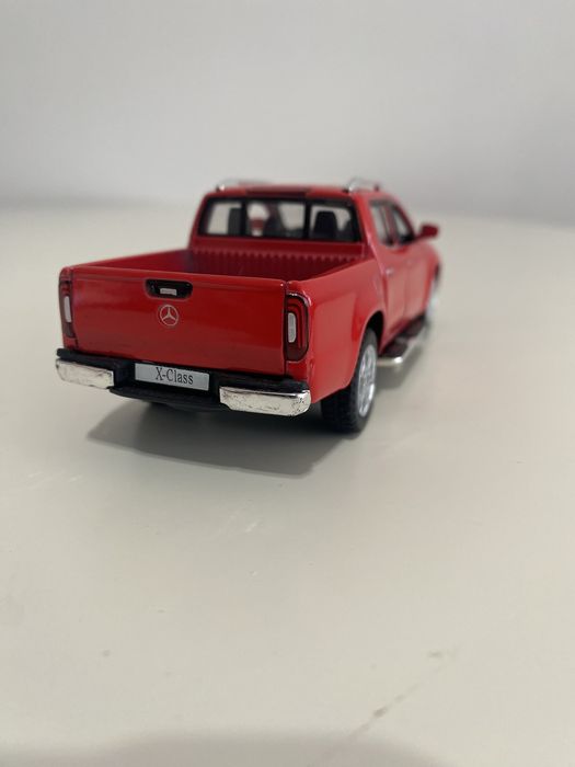 1:42 Kinsmart Mercedes-Benz X-Class