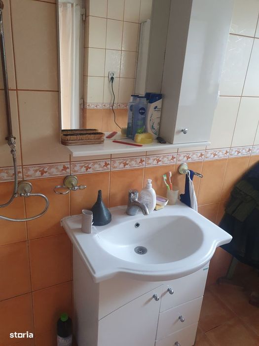 Casă de vânzare, 3 camere, curte mare, sura si grajd, teren 2600 mp