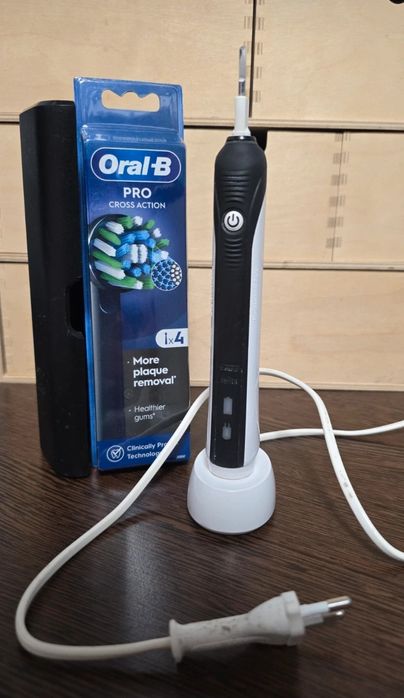 Periuță de dinți electrică Oral-B Clean & Protect + 4 capete rezerve +