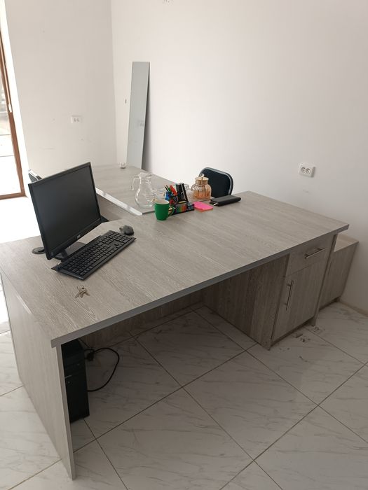 Stol sotiladi (Т). Продается стол (Т)