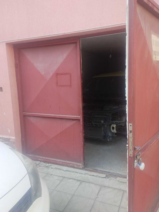 Масивна гаражна врата изработена от квадратен профил