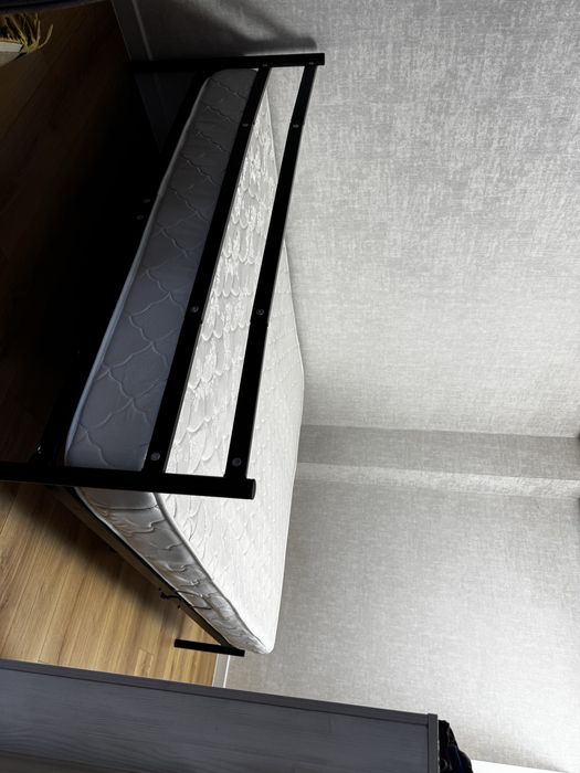 Кровать с матрасом