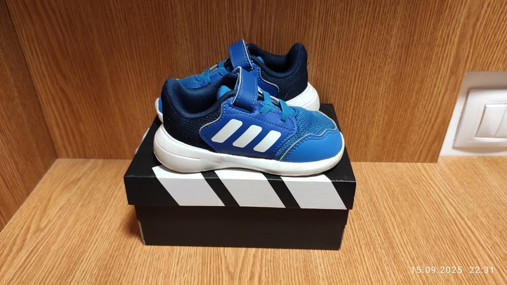 Vând papuci sport marca Adidas Nr 22