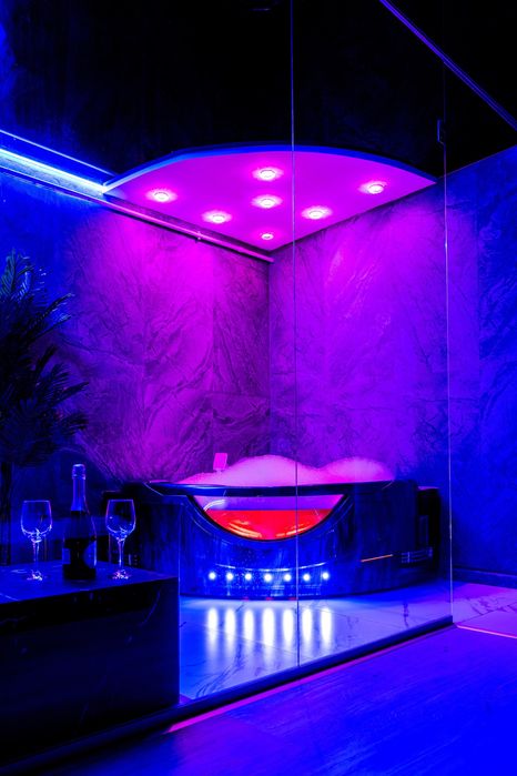 Camera cu JACUZZI si leduri