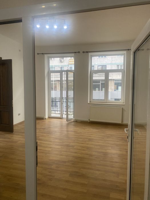 Se vinde Apartament 5 camere, etaj 1, zona Tomis Mall, strada Stefan cel Mare