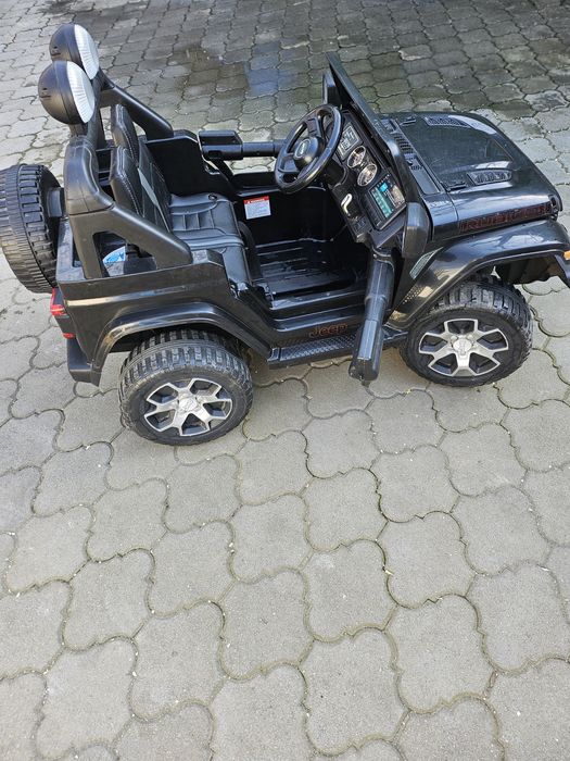 Mașina electrica jeep