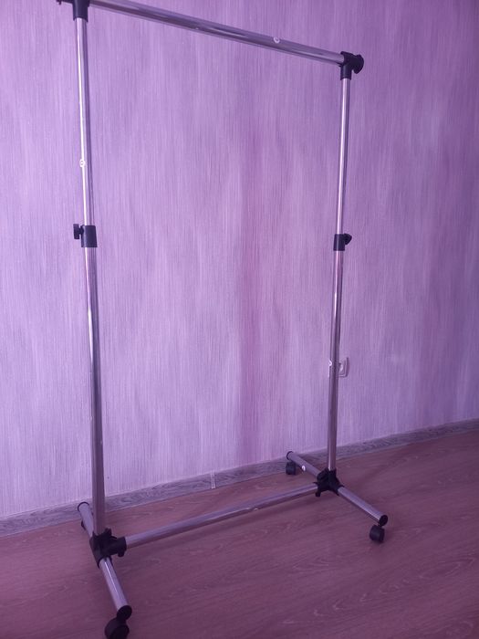 Вешалка на колесиках