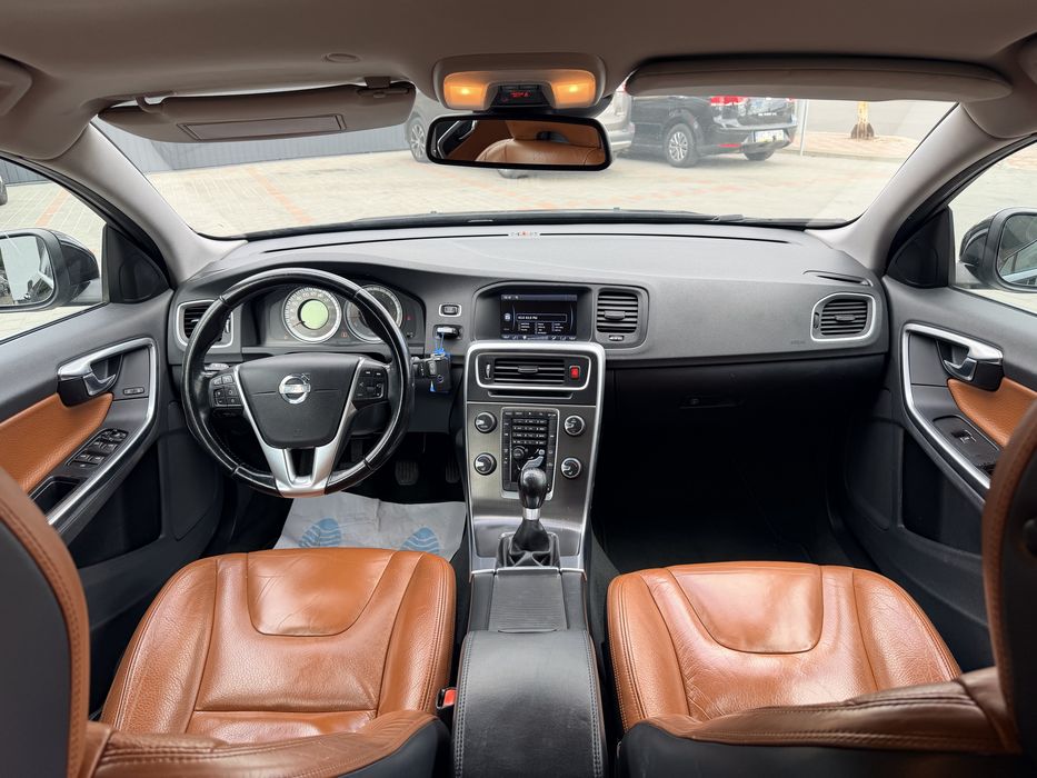 Volvo V60 T3 2012 1.6 Benzină 150 CP / Piele / R18 / Carte Service