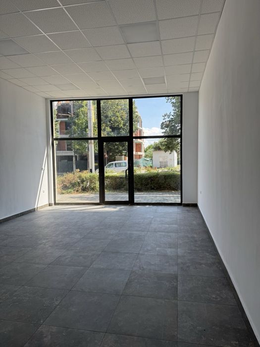 Дава се под наем Магазин в Казанлък - 80 кв.м за 610 € - Снимка #2