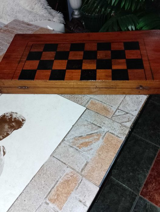 Шах-табла 48/48 с фигури и пулове,,хан Крум"