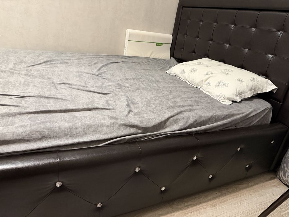 Продам кровать с матрасом