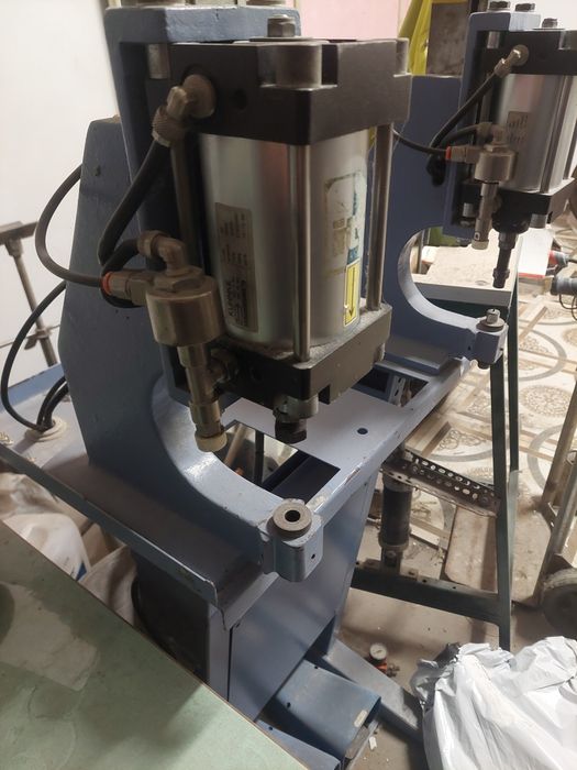 Mașină de bătut capse,butoni,pneumatică