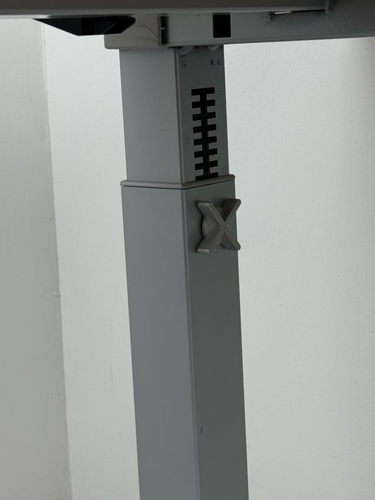 Стилно офис бюро с регулируема височина мануел обзавеждане,