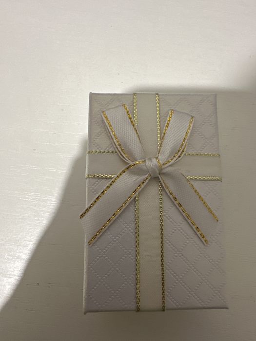 Золотые серьги  под бриллиант