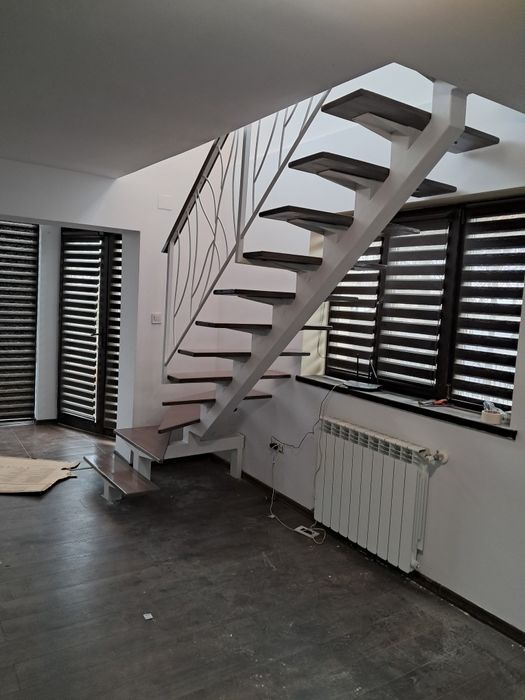 Scări metalice interioare pe vang central cu trepte din lemn masiv