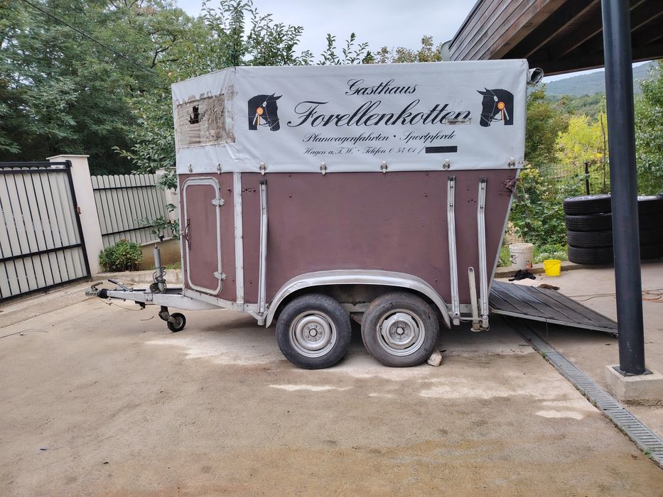 Remorcă pentru transport animale vii