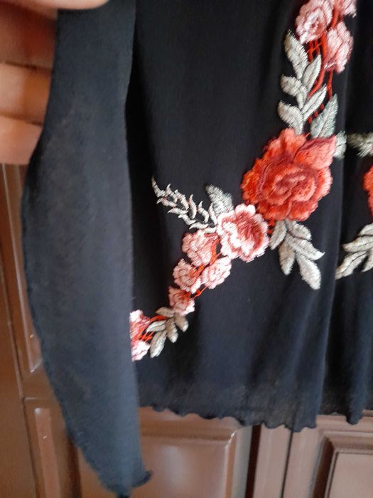 Bluza dama, eleganta, neagra, personalizata cu aplicatie trandafiri rosii brodati, matase sintetica XL- XXL-unicat