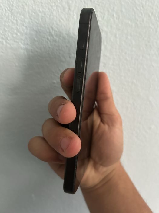 Продавам Iphone 15 pro 256gb