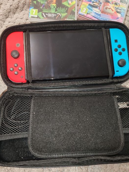 Nintendo switch cu gentuță si trei jocuri
