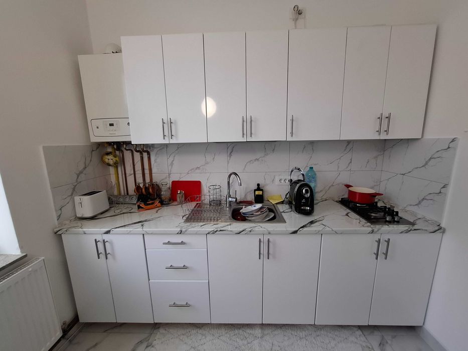 Mobila bucatarie MDF alb lucios ca NOUA de 270cm pret 5000 LEI