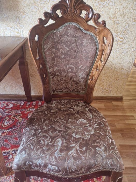 Продам дубовый стол со стульями